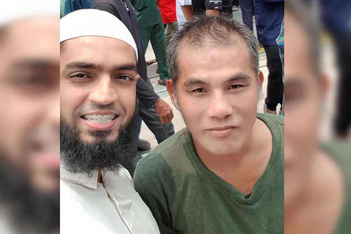 Allah mai iko: Wani Kirista da yake zuwa Masallacin Juma'a yana shiryawa masallata takalmansu sannan yayi musu gadi Allah mai iko: Wani Kirista da yake zuwa Masallacin Juma'a yana shiryawa masallata takalmansu sannan yayi musu gadi