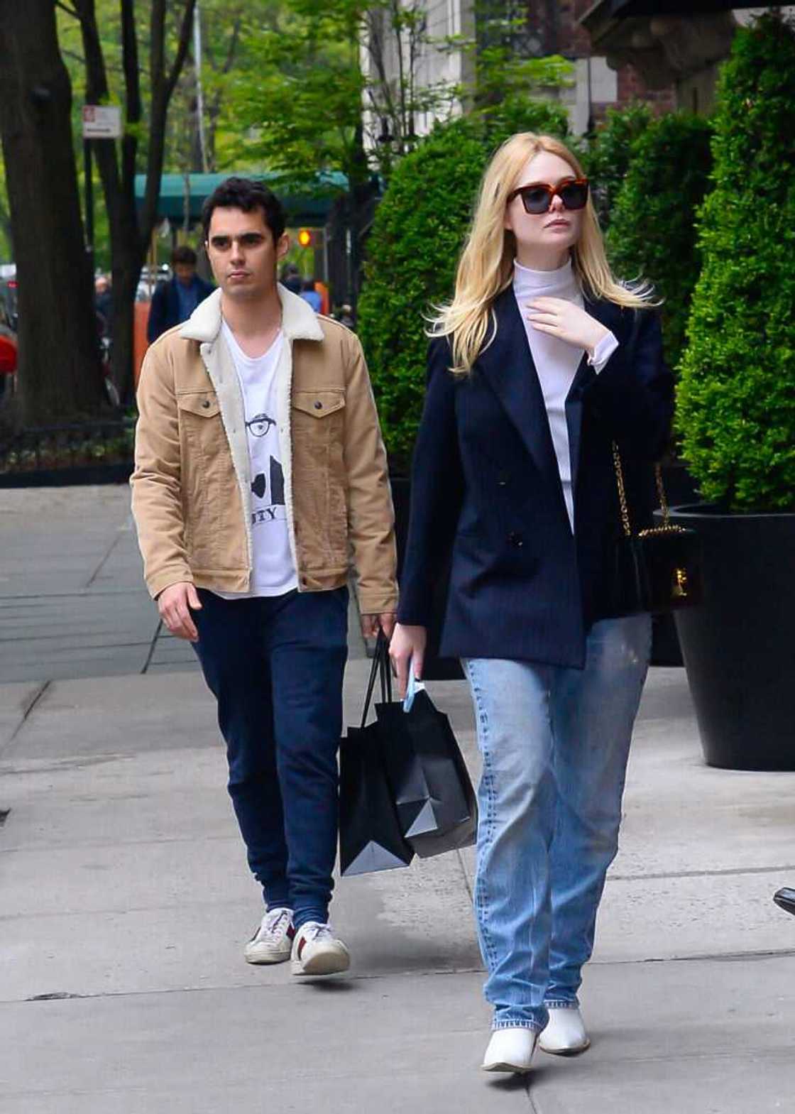 elle faning en couple avec max minghella