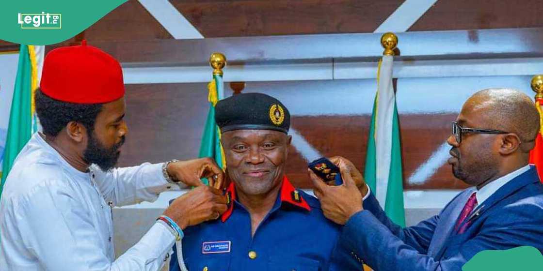 Jami'in da ya yi suna a 2013 kan kalaman 'My Oga at the top' ya samu karin girma Jami'in da ya yi suna a 2013 kan kalaman 'My Oga at the top' ya samu karin girma