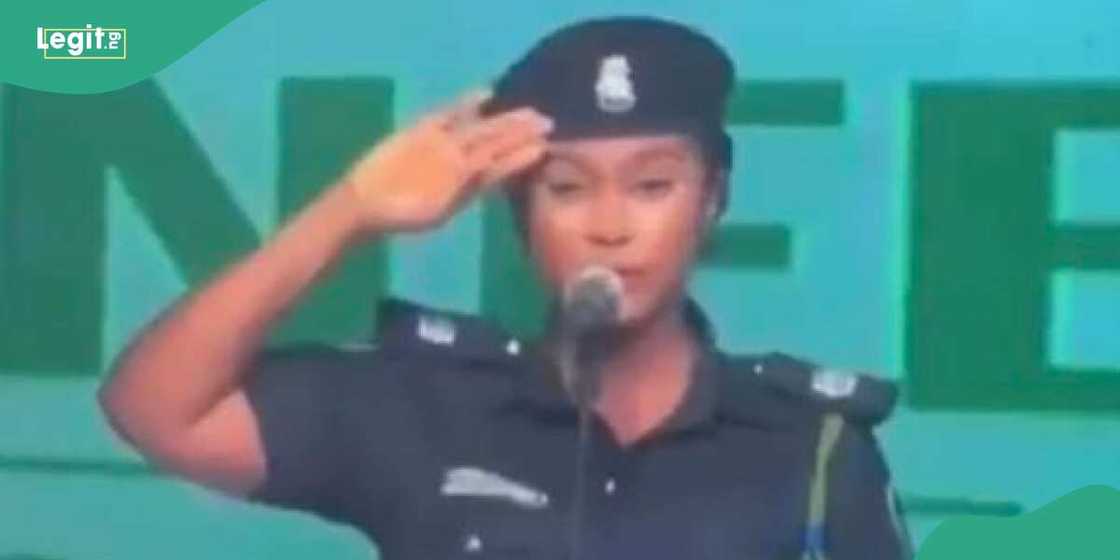 "Policewoman" recited national anthem wrongly "Policewoman" recited national anthem wrongly