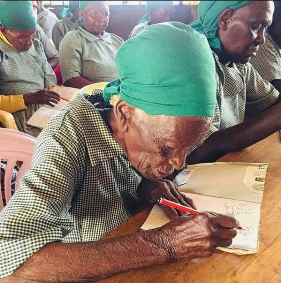 Hotunnan wata dattijuwa mai shekaru 95 da ta shiga makaranta Hotunnan wata dattijuwa mai shekaru 95 da ta shiga makaranta