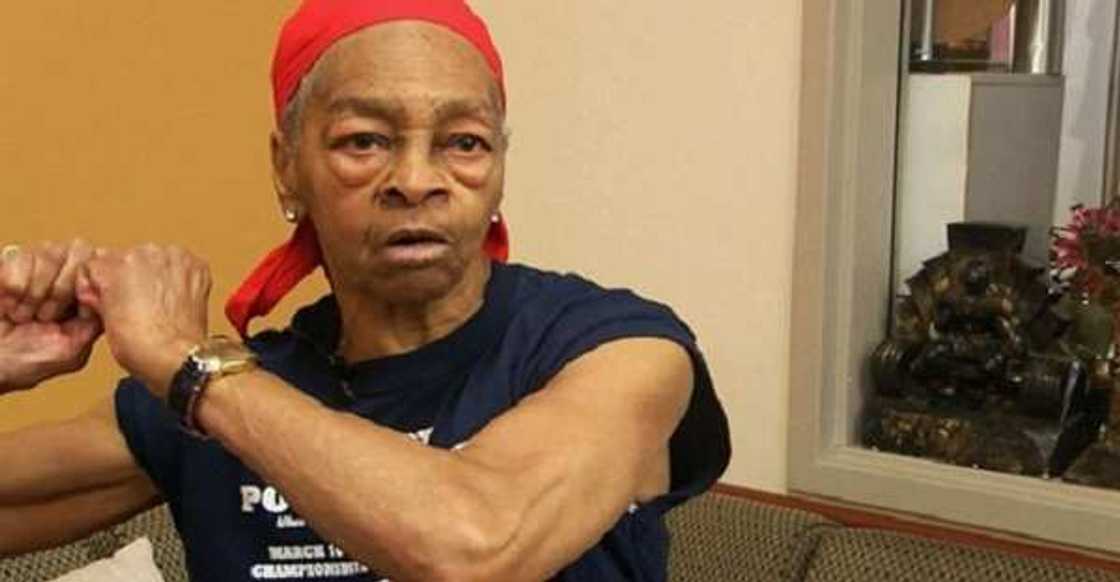 Tsohuwa yar shekara 82 ta yiwa matashi dukan da sai da aka kaishi asibiti Tsohuwa yar shekara 82 ta yiwa matashi dukan da sai da aka kaishi asibiti