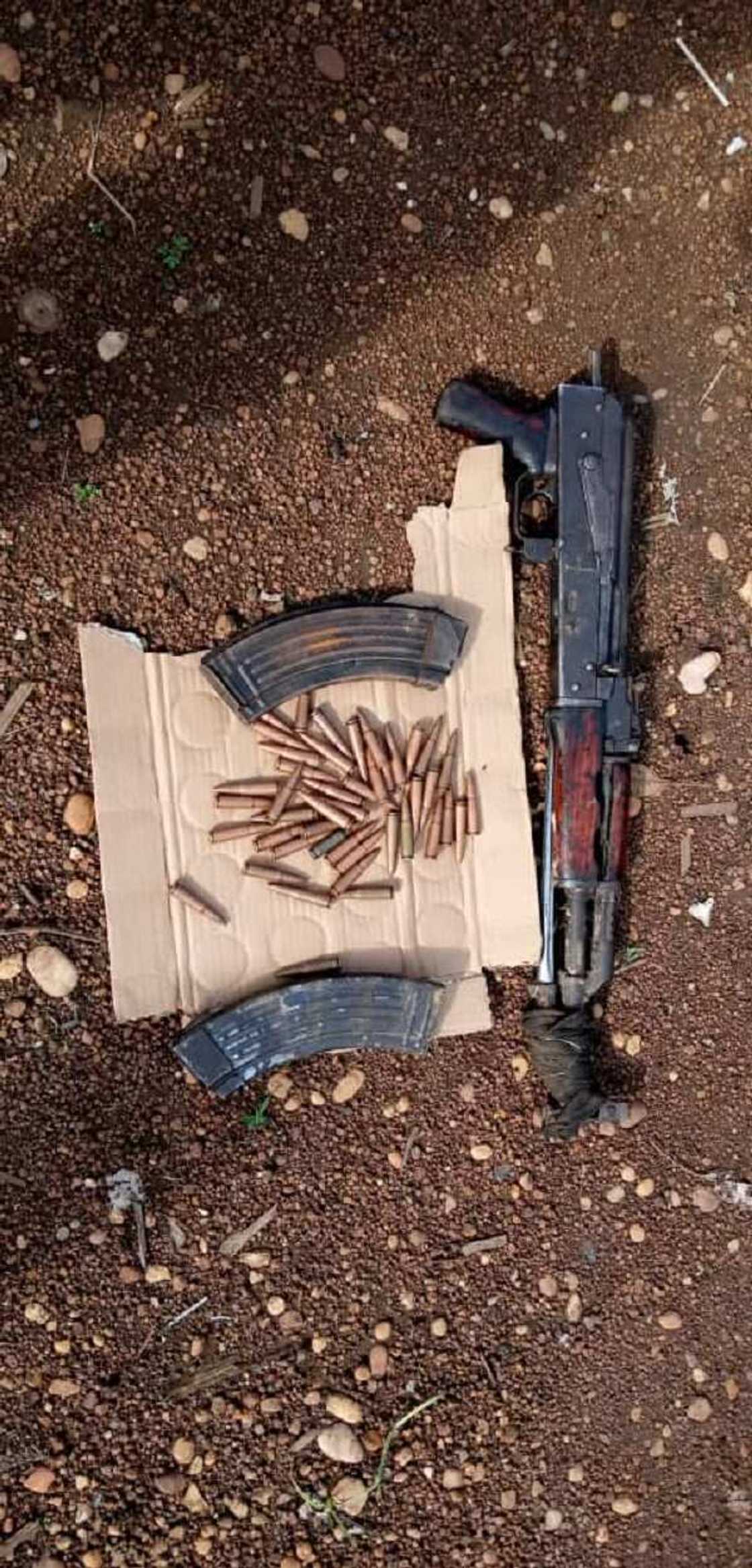 Sojoji sun cafke 'yan bindiga 4 da miyagun makamai, sun ragargaza sansaninsu a Benue da Nasarawa Sojoji sun cafke 'yan bindiga 4 da miyagun makamai, sun ragargaza sansaninsu a Benue da Nasarawa