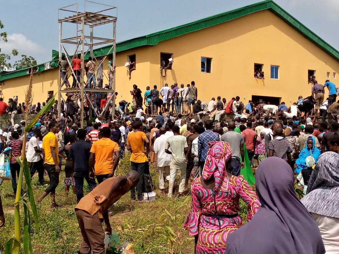 Ana tsaka da rabon tallafin korona, 'yan daba suna buga wawaso Ana tsaka da rabon tallafin korona, 'yan daba suna buga wawaso