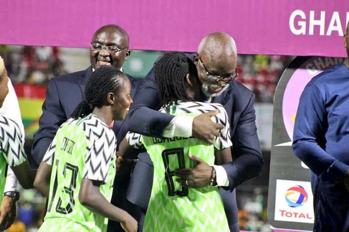 Buhari ya taya Super Falcons murnar nasarar lashe kofin Afirka na bana Buhari ya taya Super Falcons murnar nasarar lashe kofin Afirka na bana