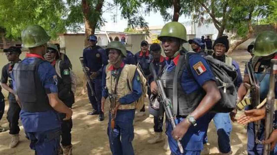 Jami'an NSCDC sun cafke abokin harkallar 'yan bindiga dauke da karamar bindiga Jami'an NSCDC sun cafke abokin harkallar 'yan bindiga dauke da karamar bindiga