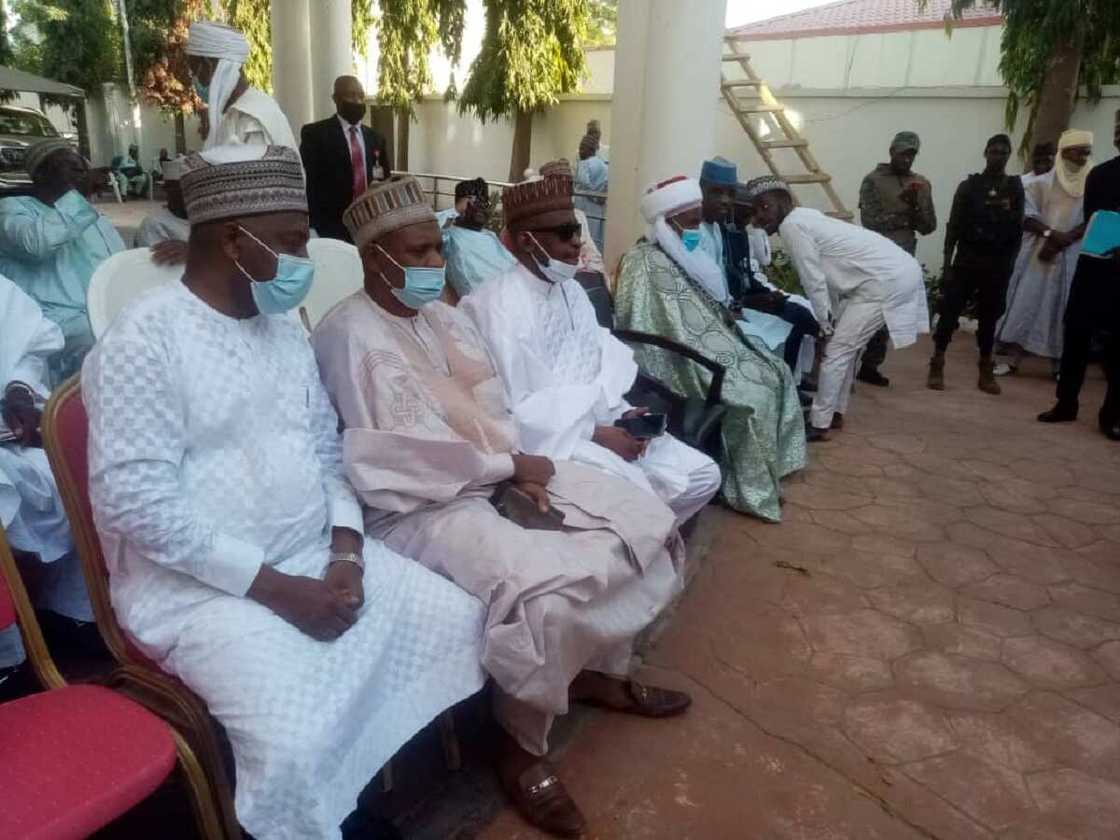 Hotunan shugaban 'yan bindiga tare da tawagarsa suna mika makamansu ga Matawalle Hotunan shugaban 'yan bindiga tare da tawagarsa suna mika makamansu ga Matawalle