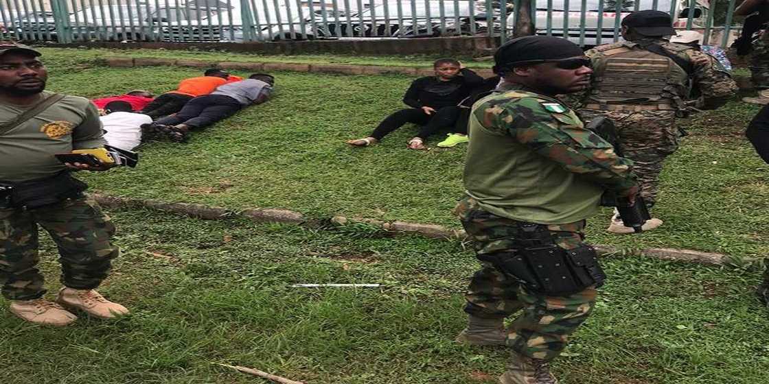 Yanzu-yanzu: An sako masu zanga-zangar juyin juya hali da aka kama a Abuja Yanzu-yanzu: An sako masu zanga-zangar juyin juya hali da aka kama a Abuja