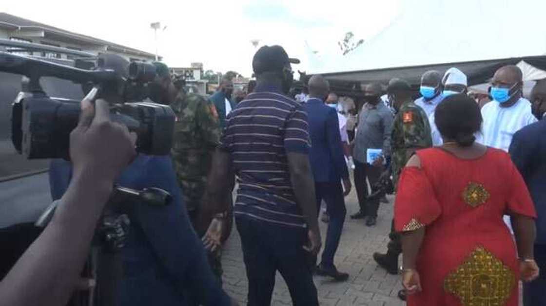 Boko Haram: Buratai ya zoyarci sojin Najeriya da ke jinya a Kaduna (Hotuna) Boko Haram: Buratai ya zoyarci sojin Najeriya da ke jinya a Kaduna (Hotuna)