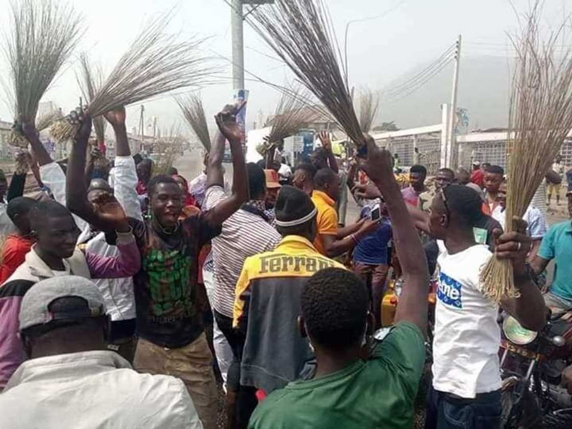 Wankan tsarki: Matasa a Lokoja sun share, sun wanke inda Atiku yayi gangamin neman zaben sa Wankan tsarki: Matasa a Lokoja sun share, sun wanke inda Atiku yayi gangamin neman zaben sa