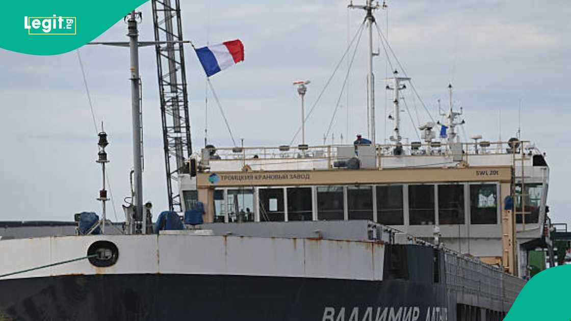 Jirgin ruwa dauke da tutar kasar Faransa Jirgin ruwa dauke da tutar kasar Faransa