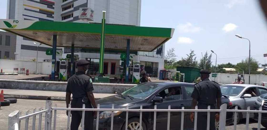 COVID-19: Yadda jama'a suka yi watsi da doka a Abuja da Legas (Hotuna) COVID-19: Yadda jama'a suka yi watsi da doka a Abuja da Legas (Hotuna)