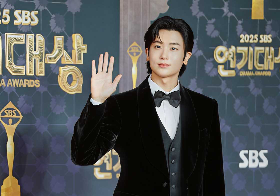 Park Hyung-sik gestures on the SBS Drama Awards red carpet