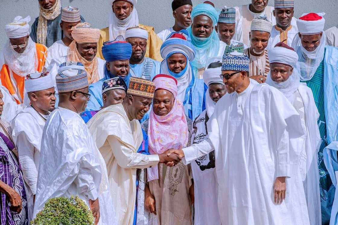 Sarakuna daga jihohin arewa uku sun ziyarci Buhari, sun nemi ya kirkiri jihar Borgu (Hoto) Sarakuna daga jihohin arewa uku sun ziyarci Buhari, sun nemi ya kirkiri jihar Borgu (Hoto)