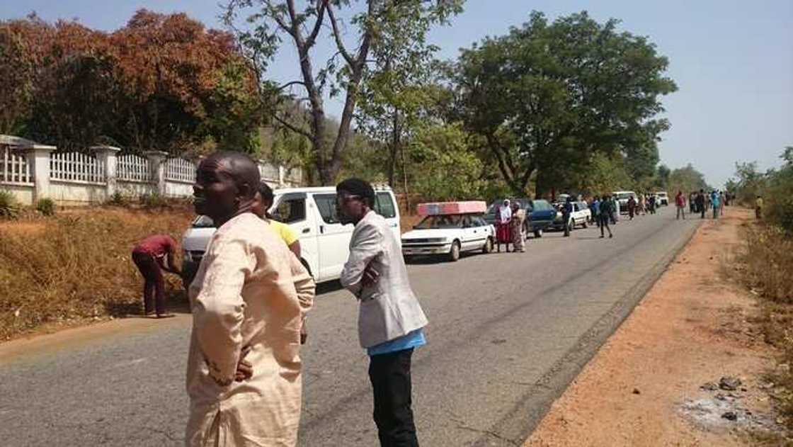 Yan bindiga sun sace fasinjoji 12 a Kogi, sun bukaci a biya miliyan 1.8 kan kowani mutum guda Yan bindiga sun sace fasinjoji 12 a Kogi, sun bukaci a biya miliyan 1.8 kan kowani mutum guda