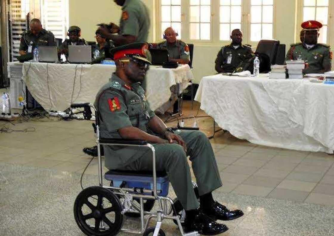 Satar Miliyoyin Naira: Rundunar Soji ta kori Janar Hakeem Otiki Satar Miliyoyin Naira: Rundunar Soji ta kori Janar Hakeem Otiki