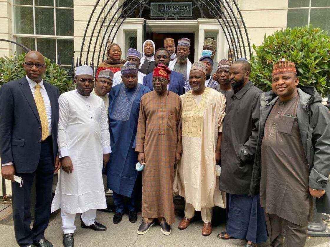 Hotunan 'yan majalisar wakilan arewa a ziyarar da suka kai wa Tinubu birnin London Hotunan 'yan majalisar wakilan arewa a ziyarar da suka kai wa Tinubu birnin London