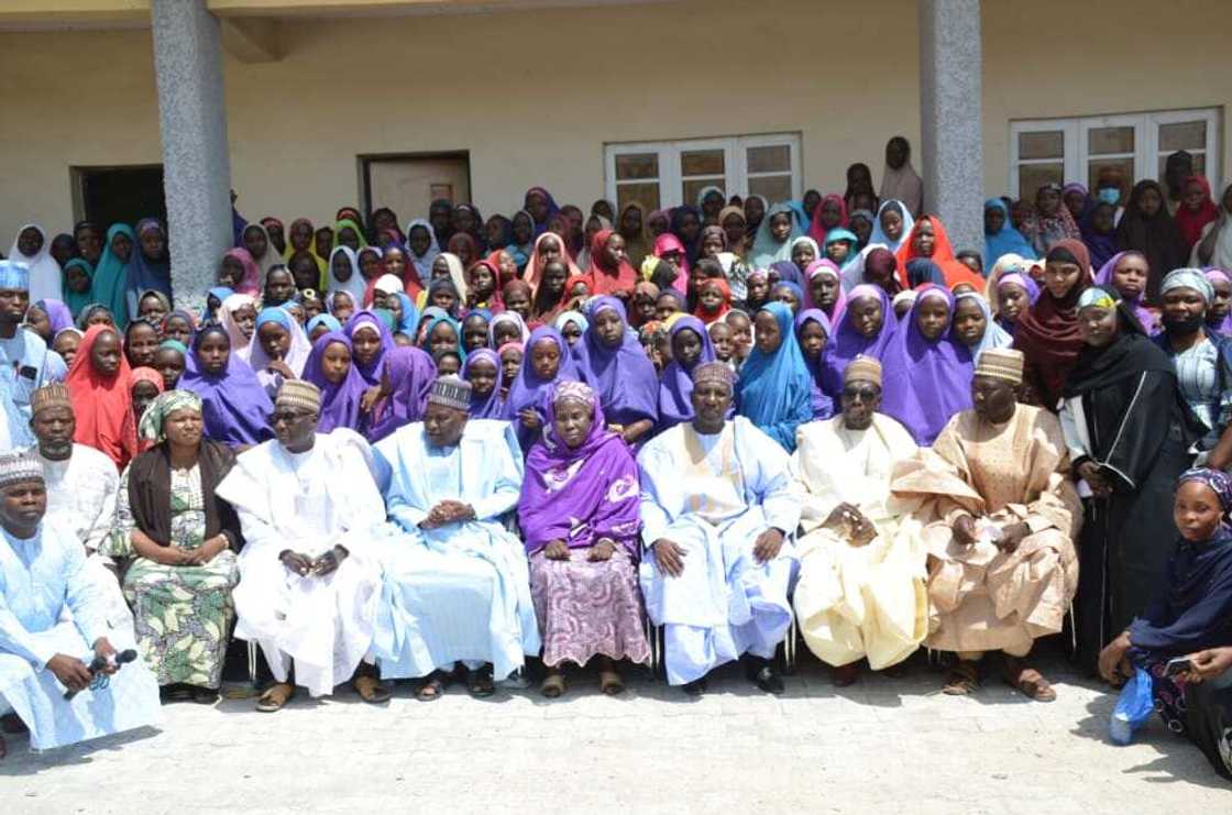 Gwamna Zulum ya dauki nauyin karatun 'ya'yan talakawa, 'yan mata 800 Gwamna Zulum ya dauki nauyin karatun 'ya'yan talakawa, 'yan mata 800