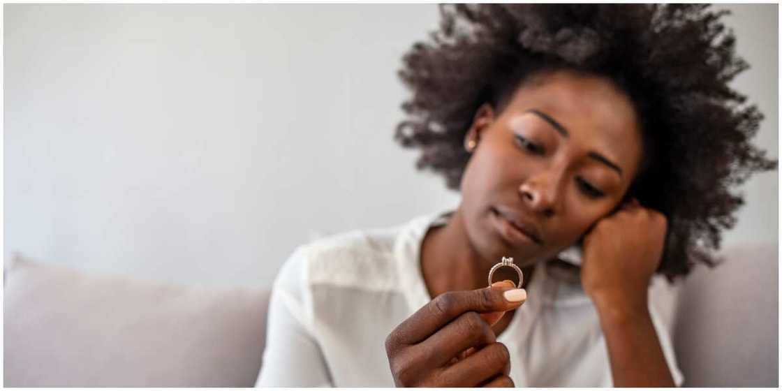 Lady calls off engagement, claims boyfriend proposed with 'N10K ring' Lady calls off engagement, claims boyfriend proposed with 'N10K ring'