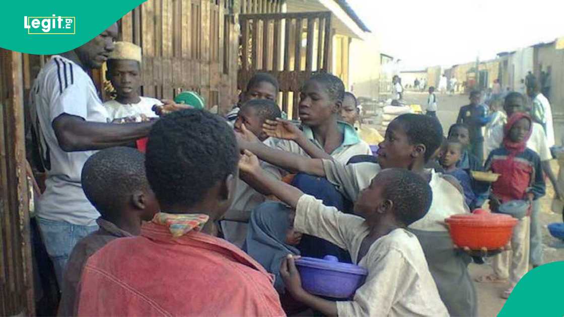 Almajirai sun sha guba a shayi. Almajirai sun sha guba a shayi.