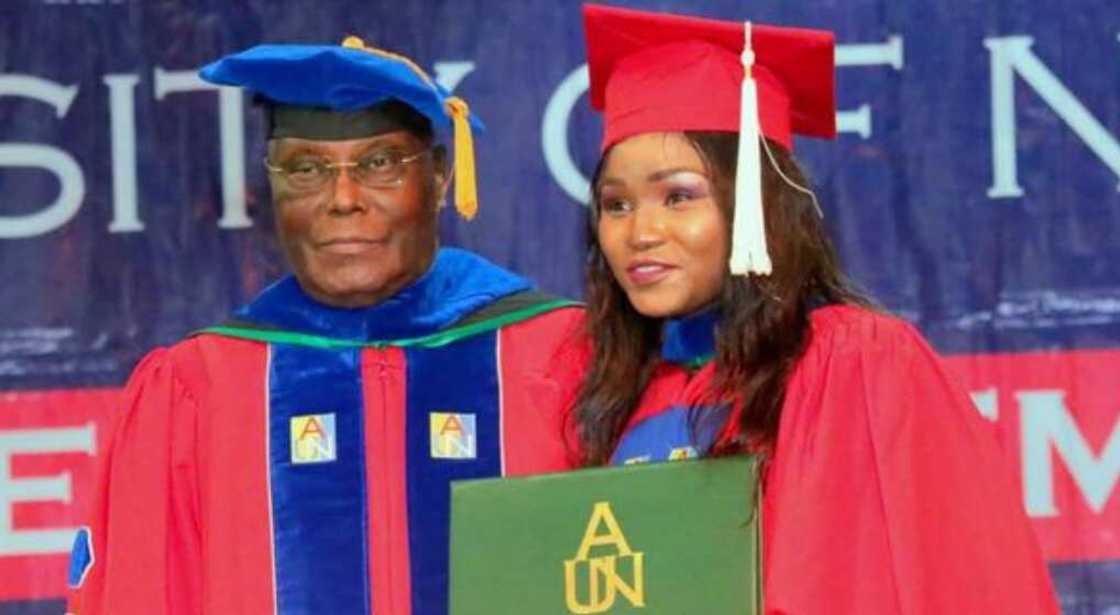 Murna: Hotunan Atiku da Daya Daga Cikin 'Yan Matan Chibok Lokacin da Ta Kammala Digiri Murna: Hotunan Atiku da Daya Daga Cikin 'Yan Matan Chibok Lokacin da Ta Kammala Digiri