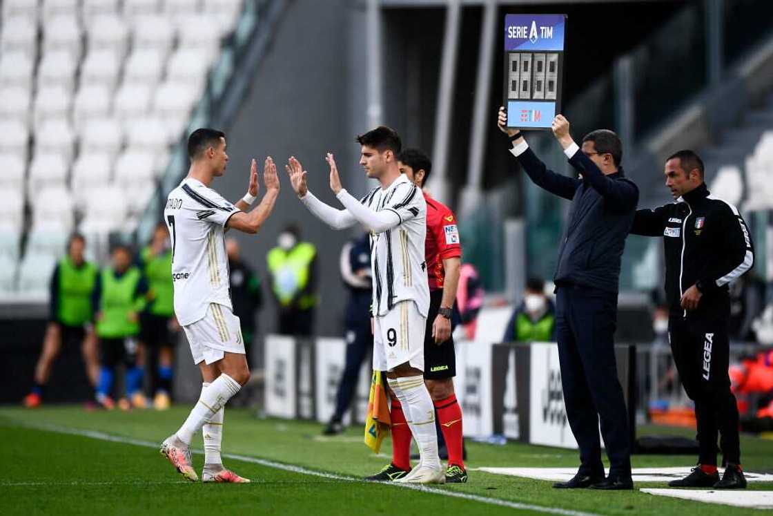 Cristiano Ronaldo ‘happy and smiling’ in changing room despite being Cristiano Ronaldo ‘happy and smiling’ in changing room despite being