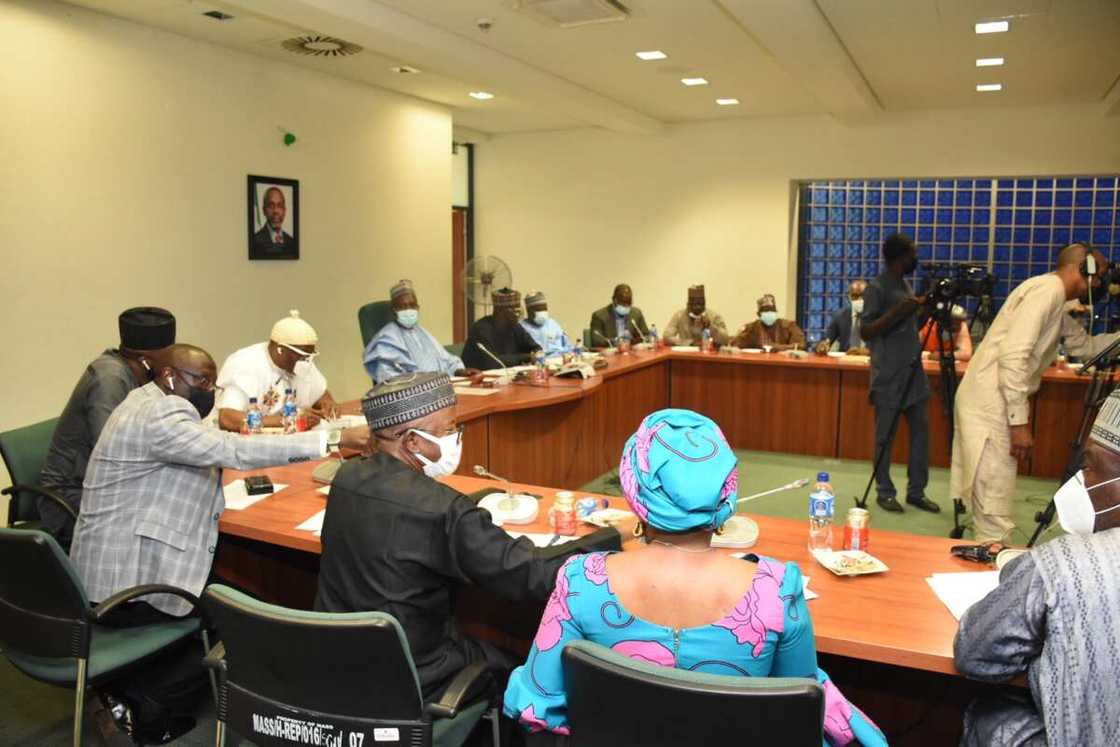 Badaƙalar Kuɗin Makamai: Daga ƙarshe dai shugaban Sojoji COAS ya bayyana a gaban yan majalisa Badaƙalar Kuɗin Makamai: Daga ƙarshe dai shugaban Sojoji COAS ya bayyana a gaban yan majalisa