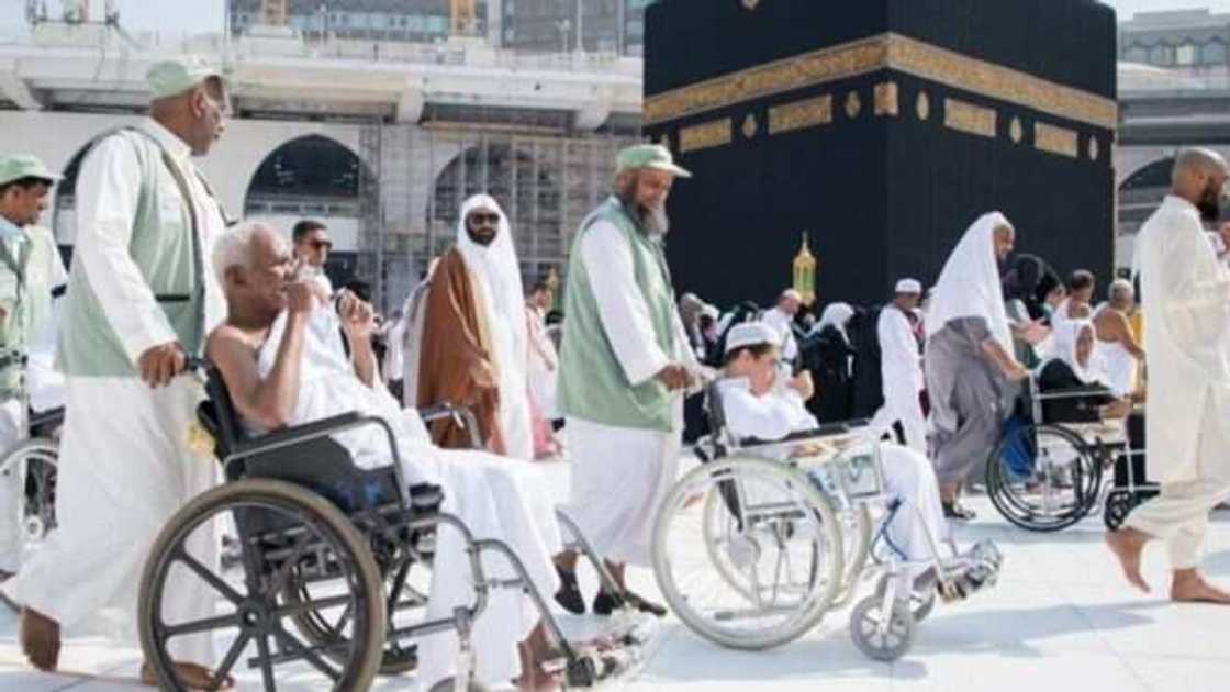 An hana kowa yin dawafi sai masu nakasa a Ka'aba An hana kowa yin dawafi sai masu nakasa a Ka'aba
