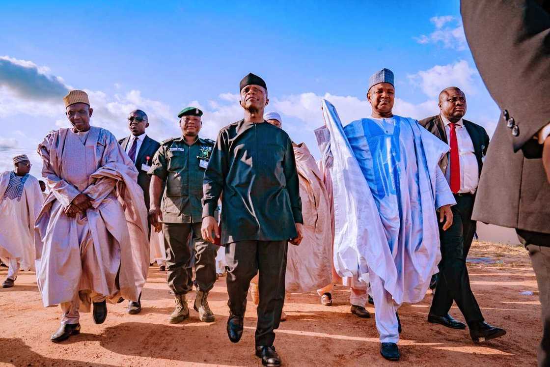 Osinbajo ya bude kasuwar shanu da katafariyar tashar mota a jihar Kebbi (Hotuna) Osinbajo ya bude kasuwar shanu da katafariyar tashar mota a jihar Kebbi (Hotuna)