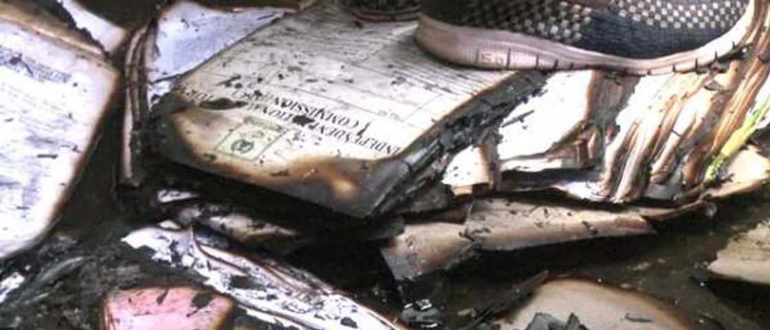 Gobarar ofishin INEC: Hotunan kayayyaki da takardun da ta lashe Gobarar ofishin INEC: Hotunan kayayyaki da takardun da ta lashe