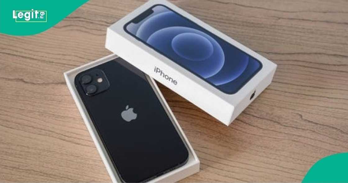 Man narrates how a lady looked down on him because of his phone. Man narrates how a lady looked down on him because of his phone.
