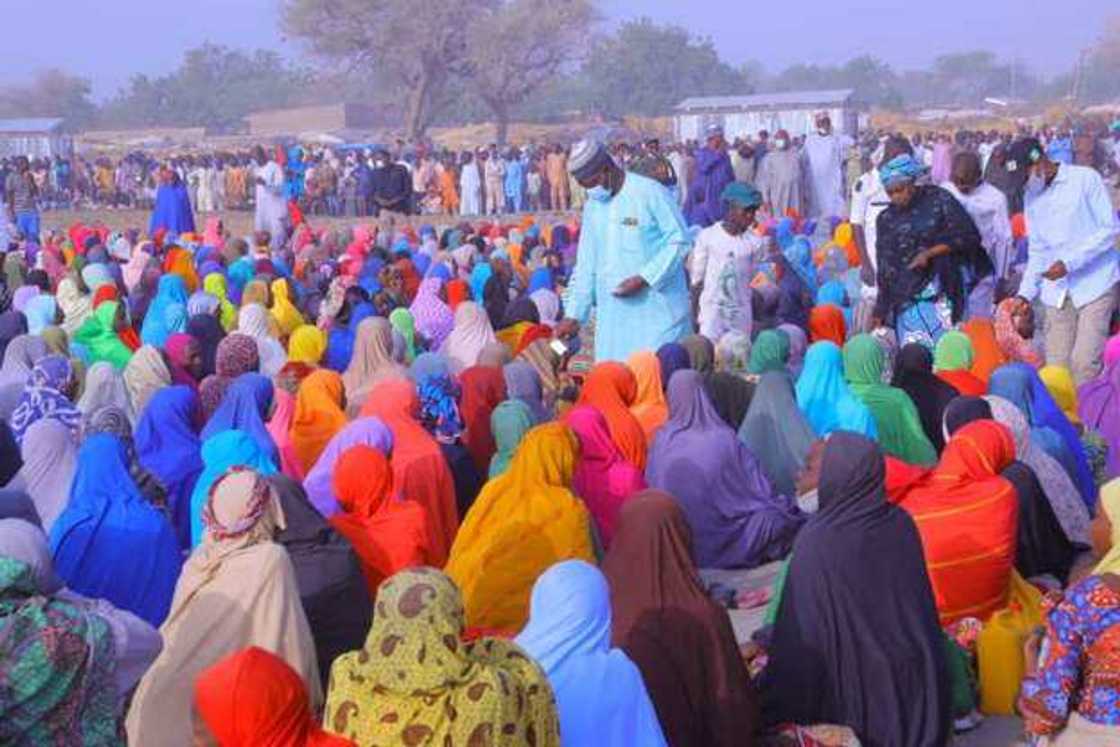 Zulum ya yiwa 'yan gudun hijira a Munguno goma na arzika