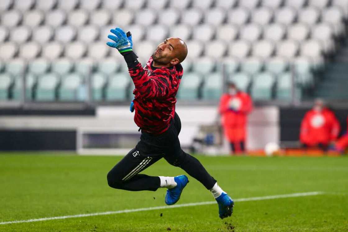 Fans React As Manchester United Reserve Goalkeeper Lee Grant Acts As Fourth Official Fans React As Manchester United Reserve Goalkeeper Lee Grant Acts As Fourth Official