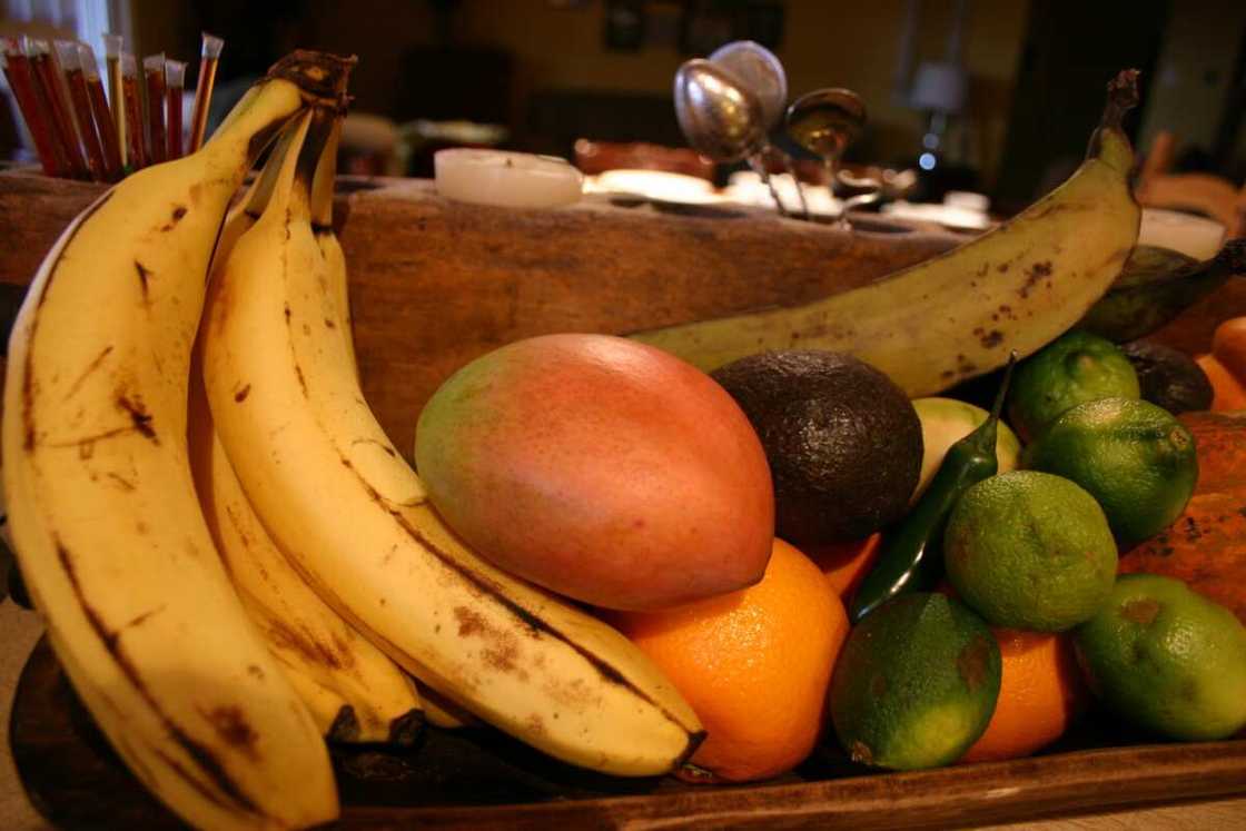 Fusataccen Soja Ya Bindige Mai Sayar da 'Ya'yan Itace a Kan Ayaba Fusataccen Soja Ya Bindige Mai Sayar da 'Ya'yan Itace a Kan Ayaba