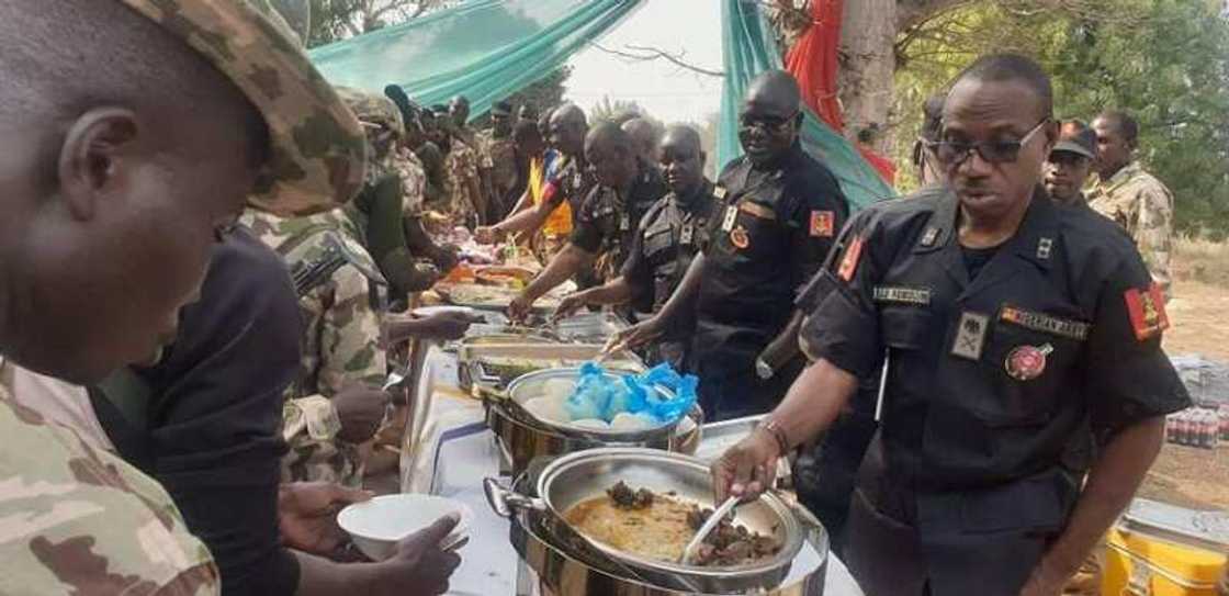 Hotunan yadda sojoji su kayi bikin kirsimeti na bana Hotunan yadda sojoji su kayi bikin kirsimeti na bana