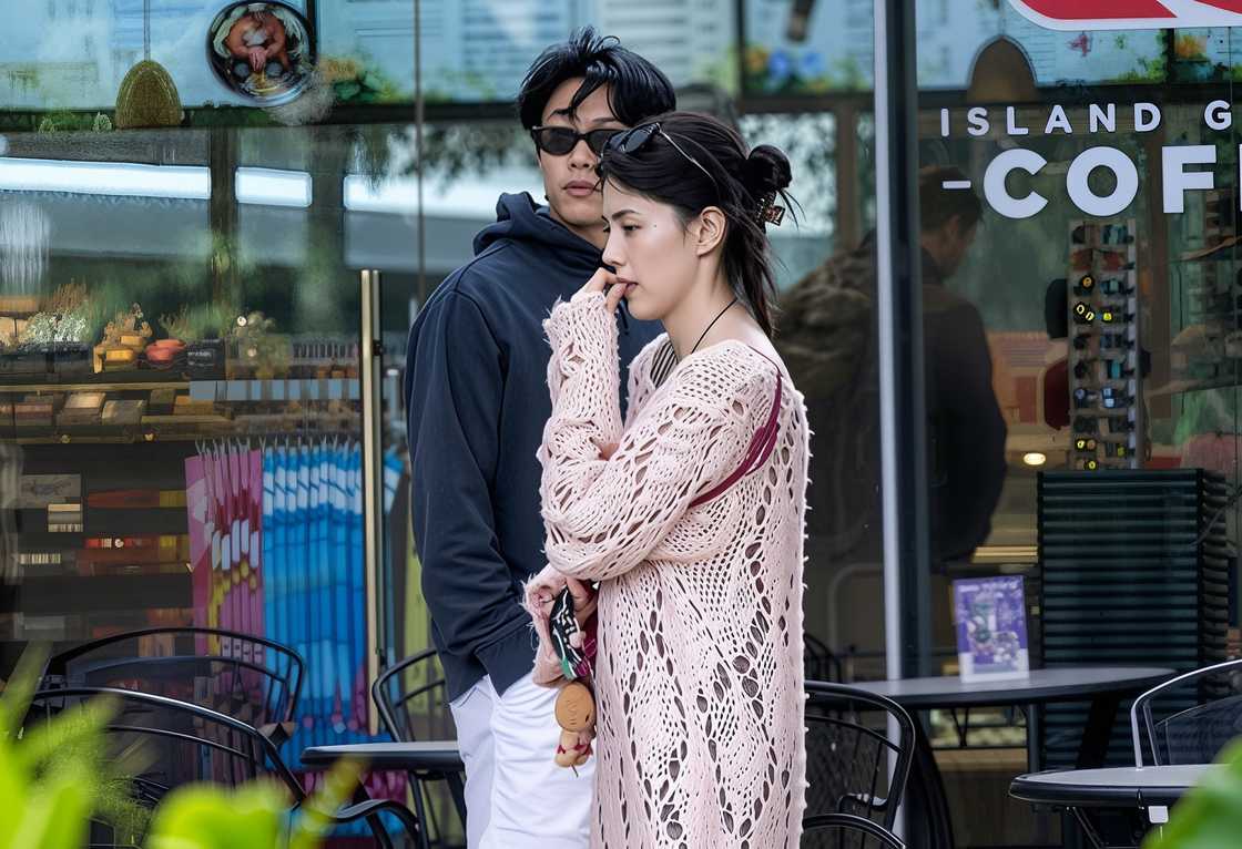 Ryu Jun-yeol and Han So-hee walk outside a cafe Ryu Jun-yeol and Han So-hee walk outside a cafe