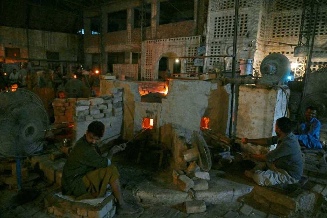Labourers are exposed to oppressive temperatures in unregulated factories prone to frequent power cuts, while the fragile glass threads can snap easily Labourers are exposed to oppressive temperatures in unregulated factories prone to frequent power cuts, while the fragile glass threads can snap easily