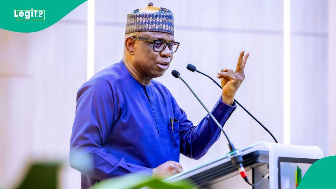 NNPC boss, Ojulari speaks on price war between Dangote, marketers. NNPCL says current petrol price competition will ultimately favour consumers.
Petrol prices have dropped sharply following competition involving Dangote Refinery and NNPCL. NNPC boss, Ojulari speaks on price war between Dangote, marketers. NNPCL says current petrol price competition will ultimately favour consumers.
Petrol prices have dropped sharply following competition involving Dangote Refinery and NNPCL.