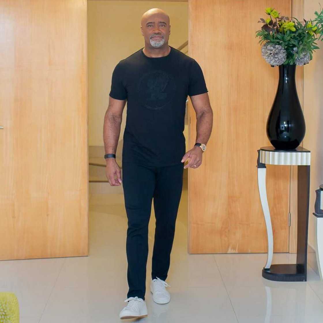 Pastor Paul Adefarasin served body goals.