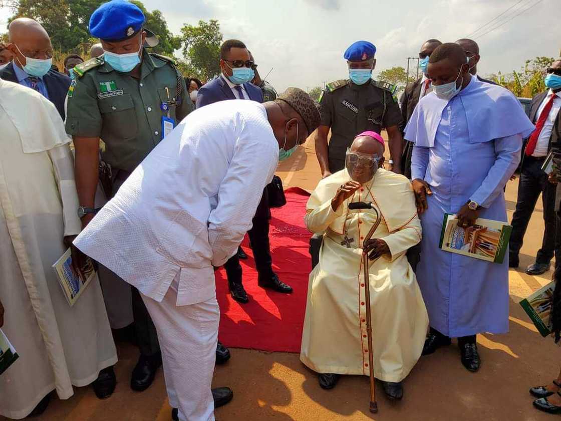 Gov Ugwuanyi inaugurates 12km Ugwuomu Nike-GO Uni Road, amid jubilation Gov Ugwuanyi inaugurates 12km Ugwuomu Nike-GO Uni Road, amid jubilation