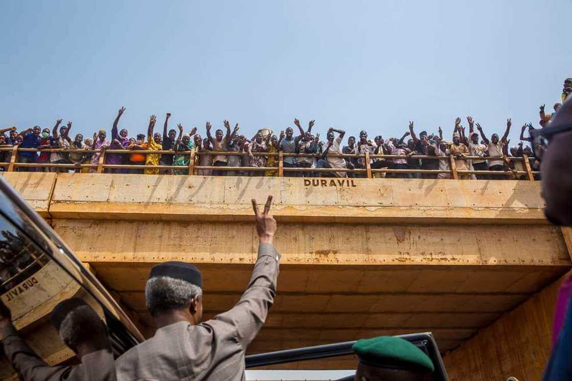 Idonmu ya waye: Yadda mutan jihar Kwara suka tarbi Osinbajo (Hotuna) Idonmu ya waye: Yadda mutan jihar Kwara suka tarbi Osinbajo (Hotuna)