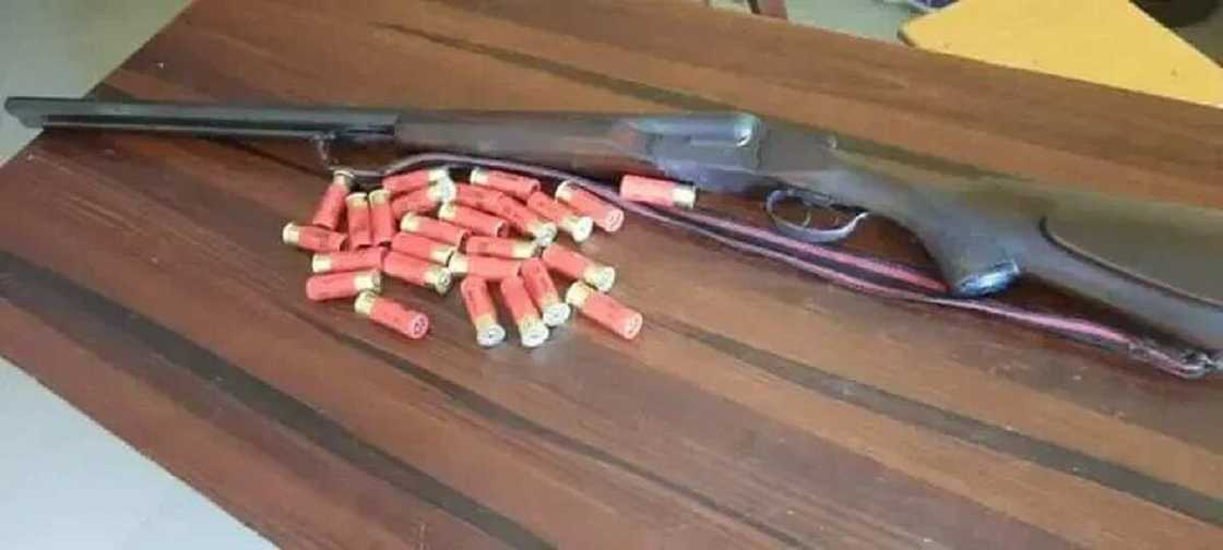Hotunan mutumin da aka kama da harsashin bindiga ƙirar AK-47 guda 340 a cikin garrin rogo Hotunan mutumin da aka kama da harsashin bindiga ƙirar AK-47 guda 340 a cikin garrin rogo