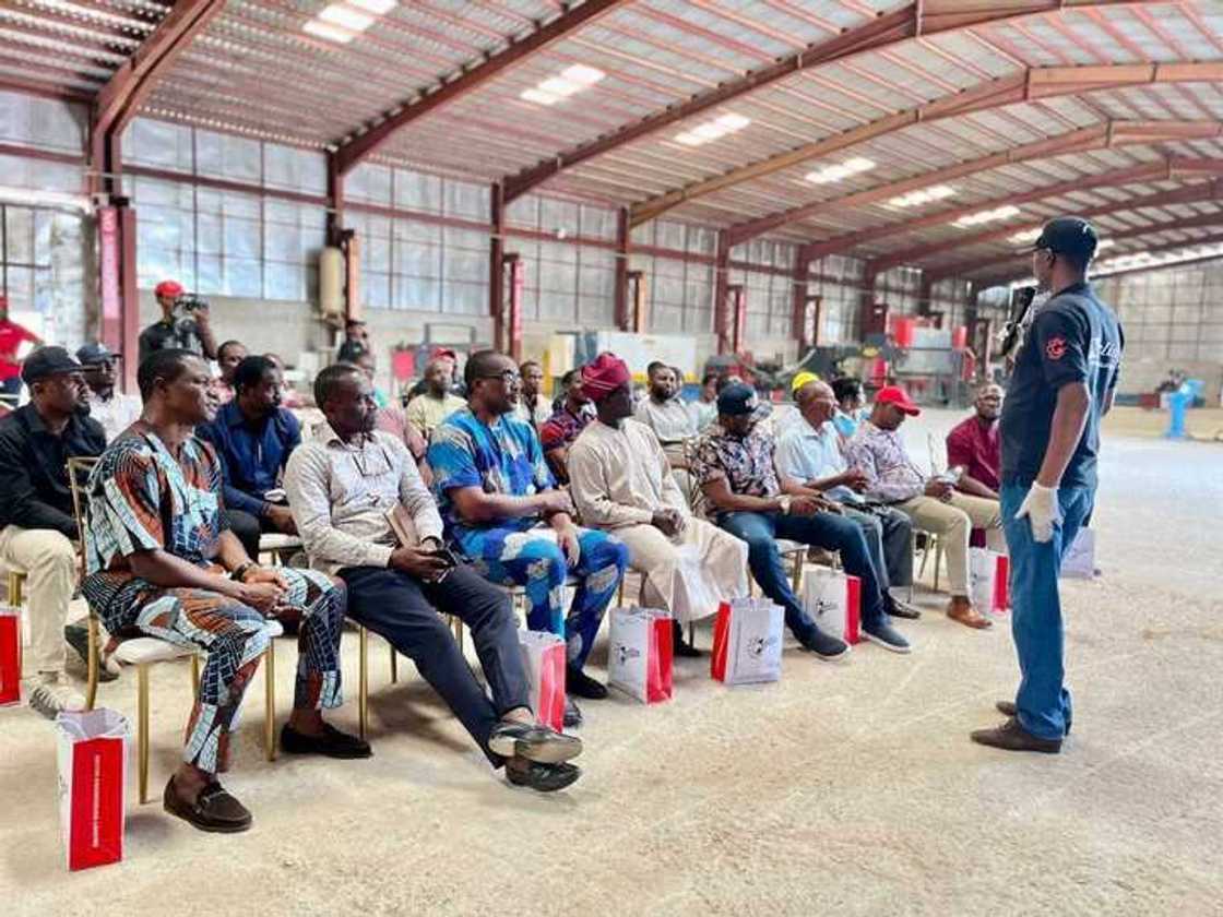 Azibaola Robert speaks with young engineers