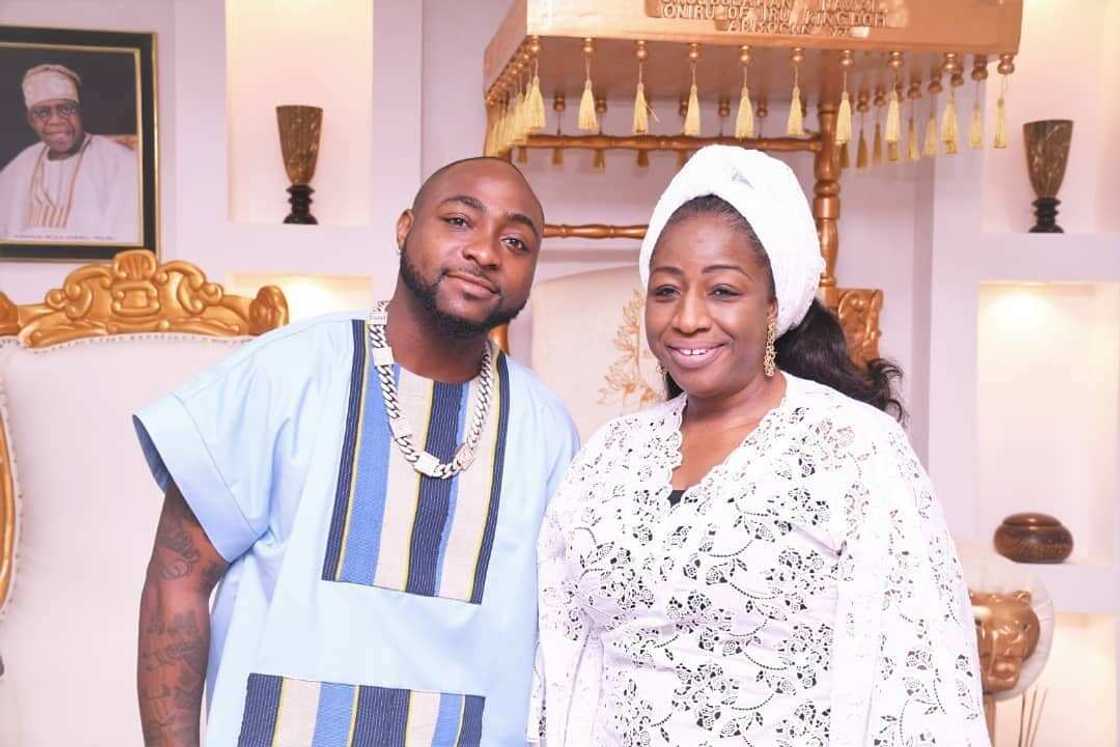 Singer Davido pays courtesy visit to Oba of Oniru, prostrates fully (photos) Singer Davido pays courtesy visit to Oba of Oniru, prostrates fully (photos)