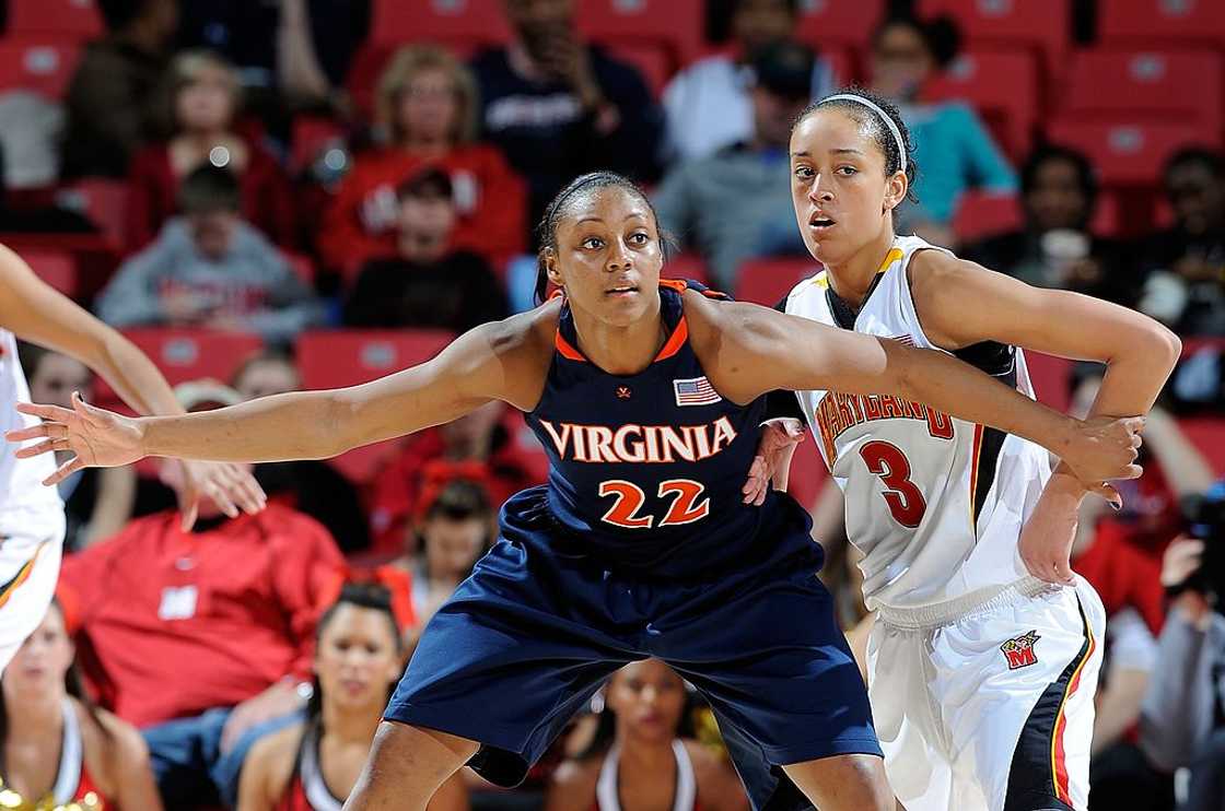 Monica Wright playing on court