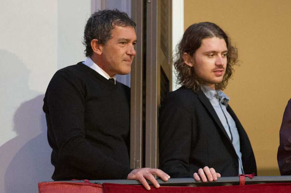 Antonio Banderas in a black sweater and white shirt (L) and Alexander Bauer in a black coat and light blue shirt (R) Antonio Banderas in a black sweater and white shirt (L) and Alexander Bauer in a black coat and light blue shirt (R)