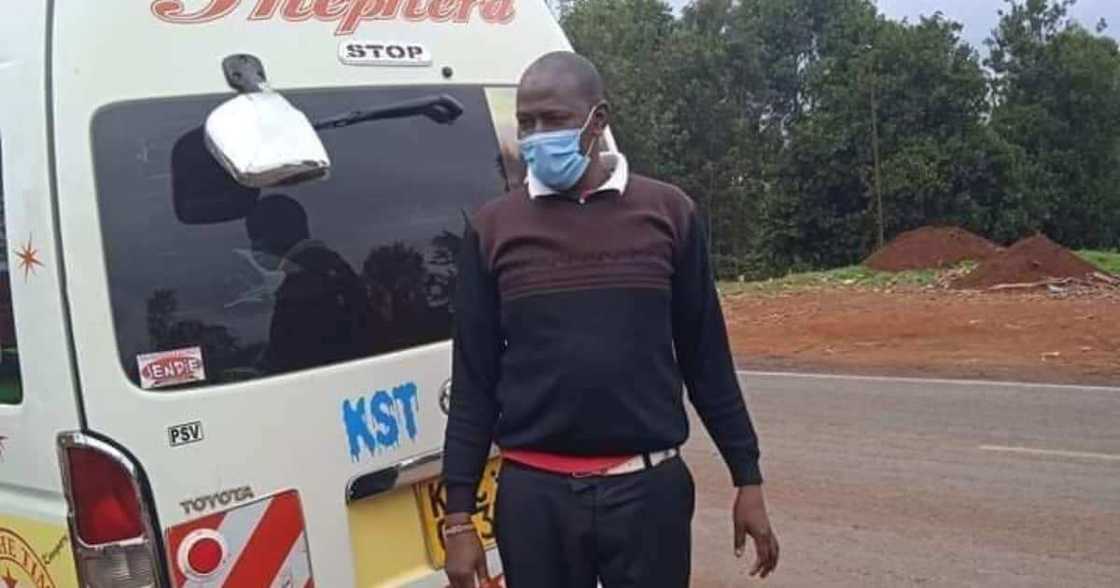 The driver kept safe the money until the owner found it. The driver kept safe the money until the owner found it.