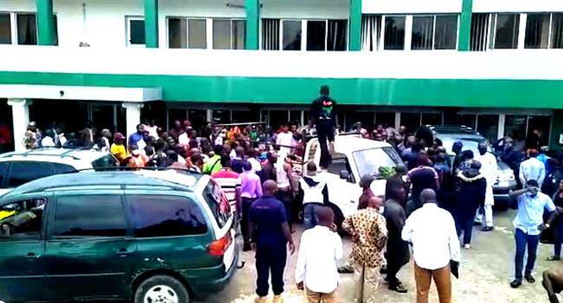 Matasan Jos sun kwace gawawwakin mutanen da aka kashe daga asibiti Matasan Jos sun kwace gawawwakin mutanen da aka kashe daga asibiti