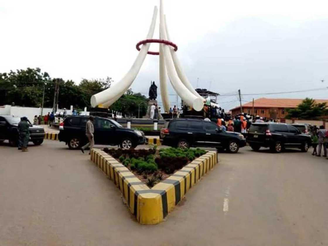 Shi ya jefa mu cikin halin da muka shiga: Masu zanga zanga sun rushe mutum mutumin Zik Shi ya jefa mu cikin halin da muka shiga: Masu zanga zanga sun rushe mutum mutumin Zik