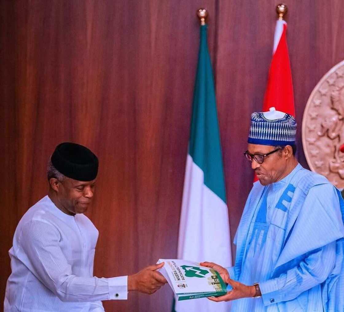 Kungiyar APC ta yi zargin cewa majalisa na shirin tsige Buhari da daura Osinbajo Kungiyar APC ta yi zargin cewa majalisa na shirin tsige Buhari da daura Osinbajo